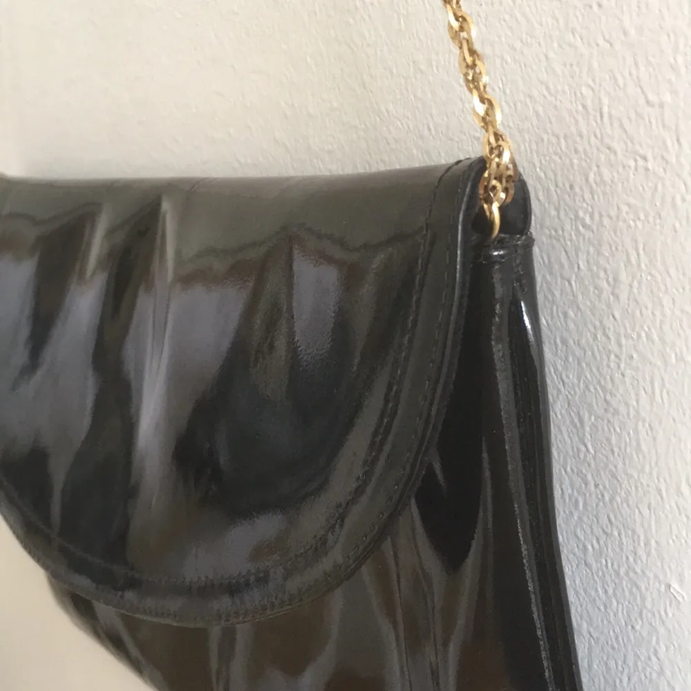 En superfin väska med en hyfsat kort guldkedja (passar bäst att ha hängandes på ena axeln). Den har lite repor som bara syns på nära håll.  Frakt förekommer annars möts jag upp i stockholm🦋. Väskor.