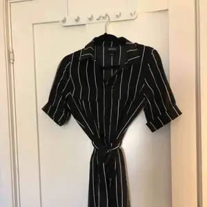 Säljer min as snygga jumpsuit ifrån monki som tyvärr inte kommer till användning :((. Helt oanvänd endast testad. Nypris 400 mitt pris 150kr. Frakt tillkommer <3