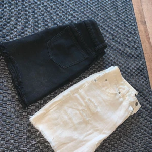  - Två jeanskjolar i fint skick, den svarta ser smutsig ut men de är den inte