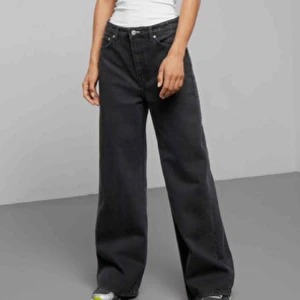  - Helt oanvända Ace Tuned Black från Weekday i storlek 26/34. Snygg längd på mig som är 1,78. Köpta för 500kr, säljer för 250. + frakt 49kr