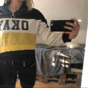  - Tröja från hm. Fint skick! Jättesnygg. Har en dragkedja vid halsen som går att öppna och stänga 