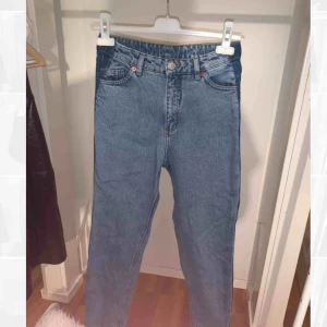  - Jeans från Monki i modell Taiki med mörkare ränder på sidorna. Verkligen jättesnygga men kommer tyvärr inte till användning längre! Knappt använda så i mycket bra skick.  pris 160 kr+frakt 63 kr! Skriv gärna så skickar jag bättre bilder :)