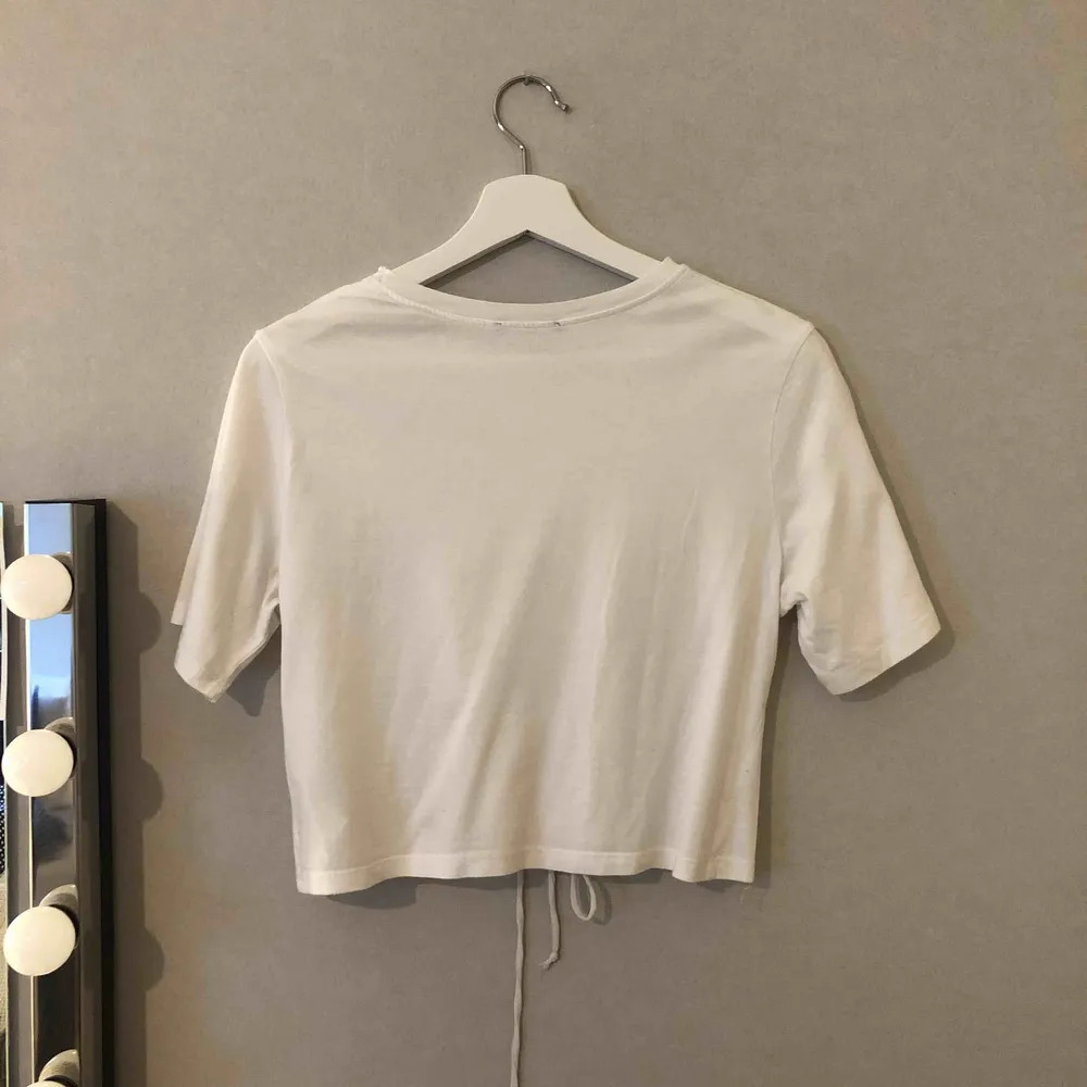 Vit t-shirt från Zara med en snygg snörnings detalj☺️ Använd 2 gånger, det går enkelt att justera hur hård/lös knytning man vill ha. Frifrakt🌟. T-shirts.