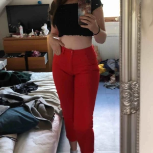  - Helröda jeans från Lindex. Storlek 38. Endast använda några gånger. Slutar lite över ankeln på mig som är 173. Högmidjande. Frakt: 36-56kr.