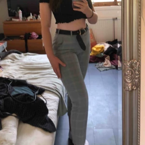  - Kostymbyxor från Lindex, modell ”iris”. Medel midjelängd. Ljusgråa med vitt rutigt mönster. Säljer pga för korta i benen för min smak (173cm). 