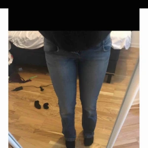  - Jätte fina lee Bootcut men har blivit för små. Storlek 28/32 men mycket mer än 27/32