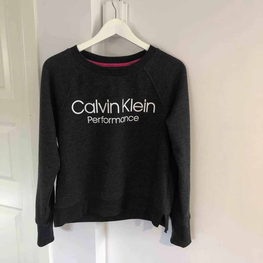 Supermjuk tröja från Calvin Klein performance. Köpt för 700kr och aldrig använd därav högre pris. såljer då jag inte fått användning för den. . Tröjor & Koftor.