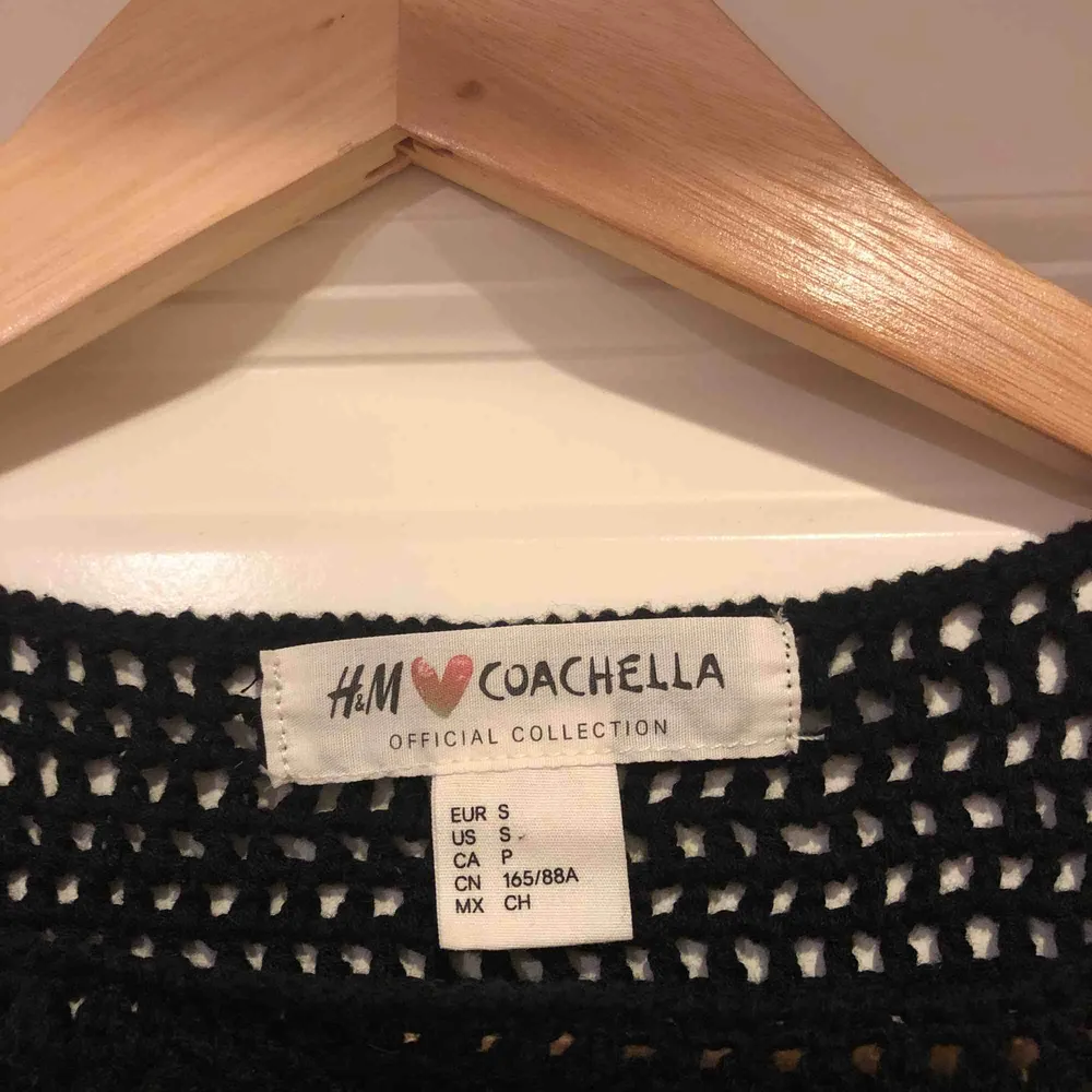 Stickad topp från h&m coachella collection. Storlek S, använd ca 1 gång. Croptop.. Toppar.