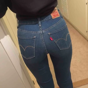  - Shaping straight W26 L34. Mycket stretch! 👌 Fint skick.  Personen på bilden är 163cm & de är något långa, men går ju lätt att klippa till önskad längd. 📬 Frakt 63 kr.