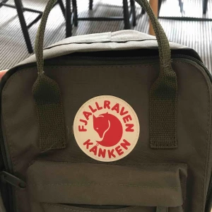  - Säljer en liten militär grön färgad konken, använd fåtal gånger i superbra skick!!✨✨ köparen står för frankt💞💞💞 priset går att diskutera vid en smidig affär;) ordinarie pris 799kr