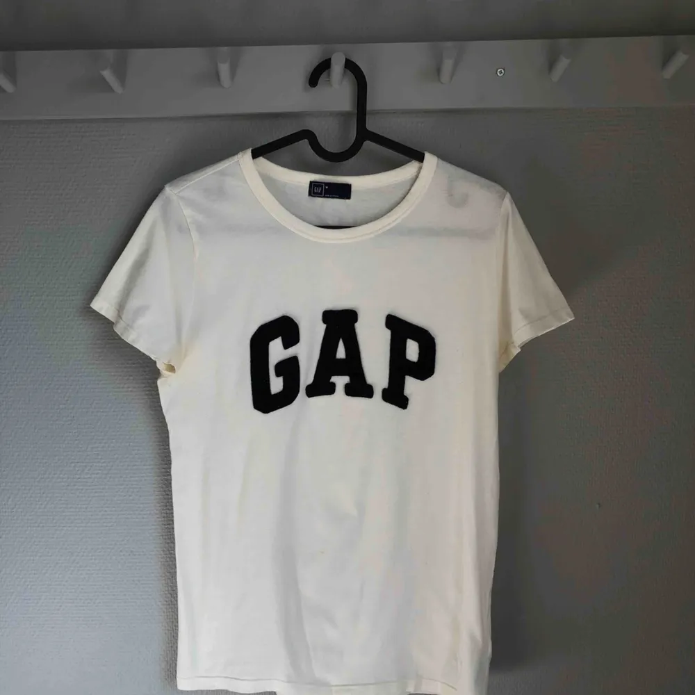 Krämvit t-shirt från Gap. Köparen står för frakt📪📪. T-shirts.