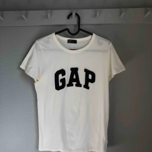  - Krämvit t-shirt från Gap. Köparen står för frakt📪📪