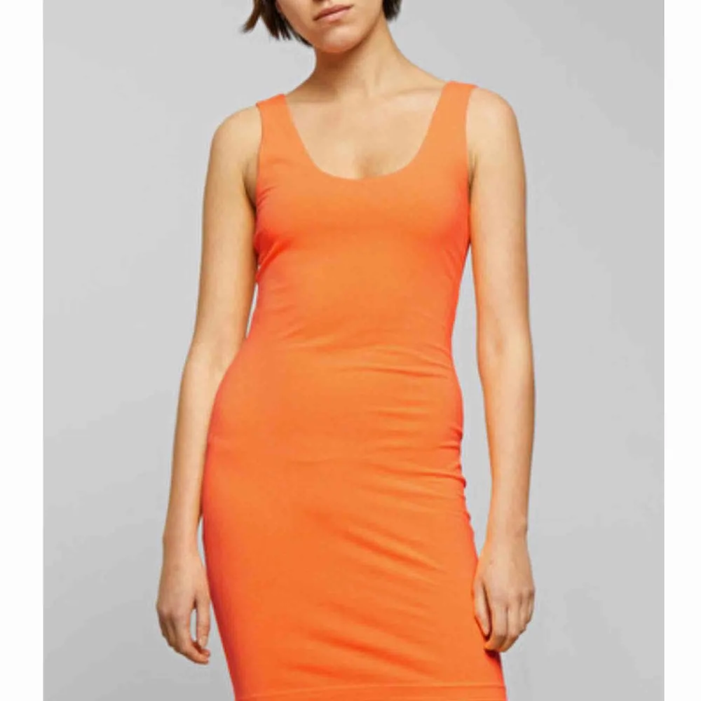 Säljer den här fina orange-melerade klänningen från Weekday då jag aldrig använt den. Stretchig och bekväm för att inte tala om snygg! . Klänningar.