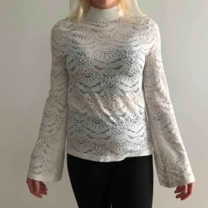  - ”Virkad” tröja med halv-polo.  Använd fåtal gånger. Säljes pga flytt. Går att mötas upp i Stockholm, annars tillkommer frakt. 