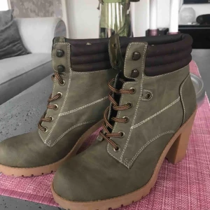  - Har bara använt skorna 1 gång för att de var för stora & de är väldigt bekväma. Frakt ingår. 