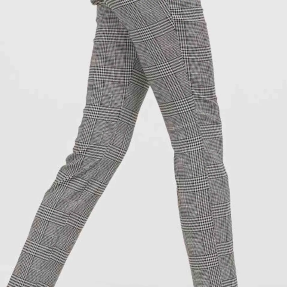 Gråa kostymliknande byxor från hm knappt använda å superfina å matchbara💛. Jeans & Byxor.