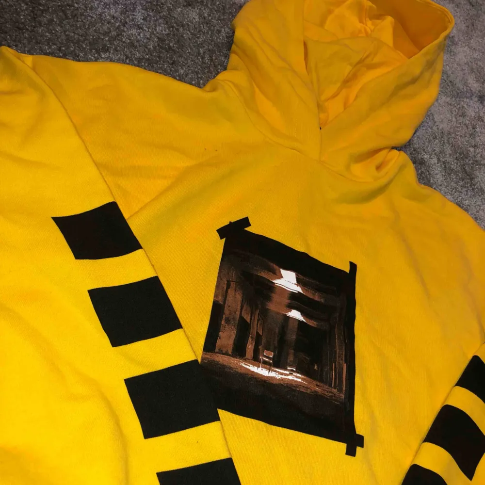 Suuupppeerrr snygg gul hoodie från Linn Ahlborgs kollektion, använd 1 gång så den är som ny  Fraktar spårbart 63kr . Hoodies.