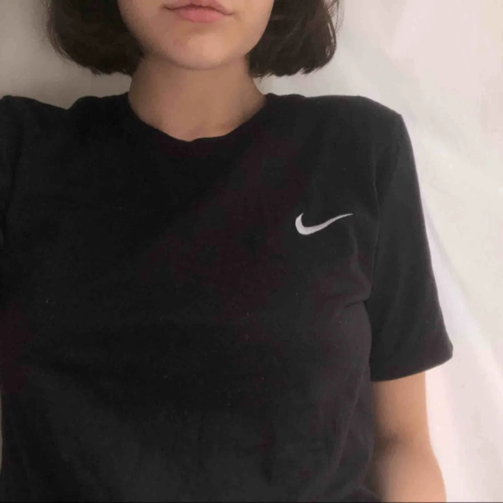 Svart t-shirt från Nike. T-shirts.