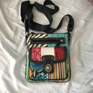  - Skitsnygg väska som tyvärr ej kommer till användning. Köpt i USA, glömt exakt vart. Mycket unik design med alla de olika tygerna och fantastisk kvalite! 