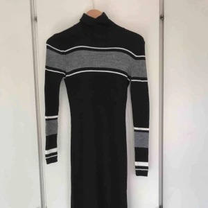  - Stickad poloklänning 