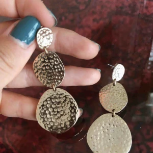  - Guldfärgade örhängen knappt använda. Köparen står för frakt alt möts upp i Sthlm! 