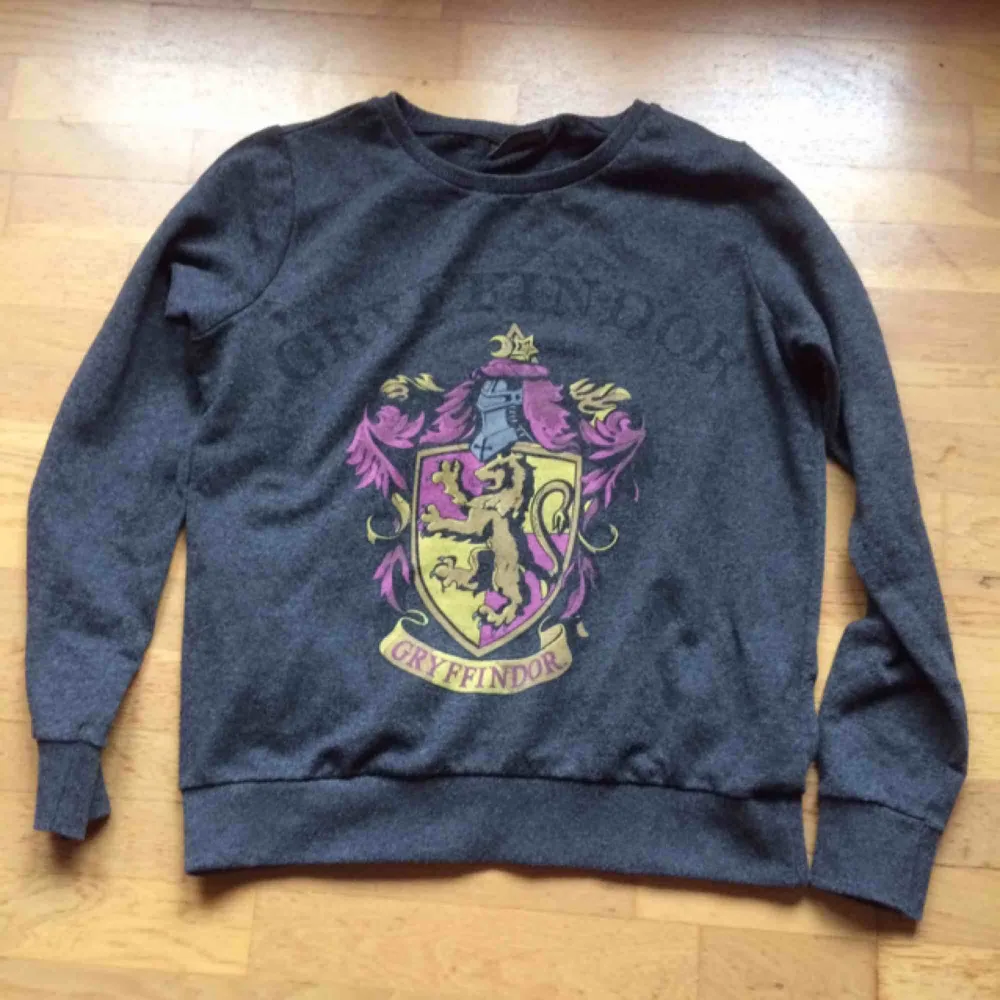 Harry Potter Sweatshirt i fint skick. Storlek UK 10, motsvarar S-liten M. Priset är inkl frakt.. Hoodies.