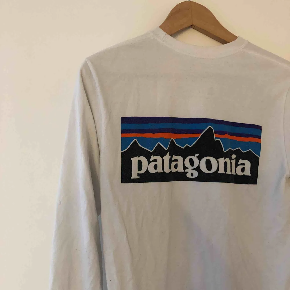Långärmad tröja från Patagonia! Storlek XS för killar men sitter bra på mig som är S/M . Tröjor & Koftor.