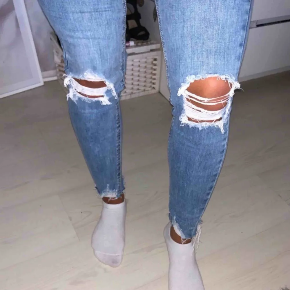 Snygga högmidjade jeans från New Look med modellen Jenna.  Slitningar i knäna samt längst ner vid jeansen, aldrig använda och endast testade, säljer pga de inte riktigt passar mig. Storlek: 38 men passar nog även 36. Jeans & Byxor.