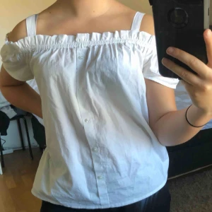  - Vit offshoulder tröja. Som ny!