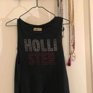  - Superfint linne ifrån Hollister. Tunt och luftigt material! Fint skick förutom en fläck som tyvärr inte går bort, tycker dock inte man märker den så mycket! 