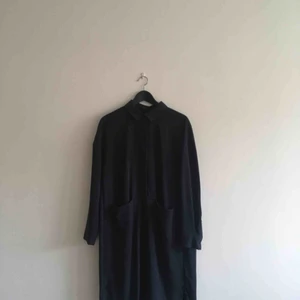  - Skjort-klänning från COS! Material: Viscose 1 år gammal. Använd sparsamt! Tvättat 1 gång. Fickorna kan behöva strykas. Frakten är inräknad. Priset kan diskuteras✨