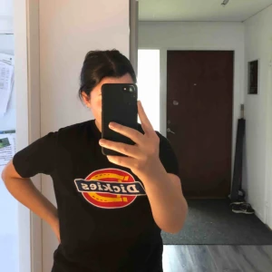  - Säljer denna Dickies t-shirt i mycket bra skick. Har inte använts mycket. Den är köpt på ”herr avdelningen” så storleken är lite större än en dam-xs. Betalning via swish🦋 kan fraktas om köparen står för frakt.