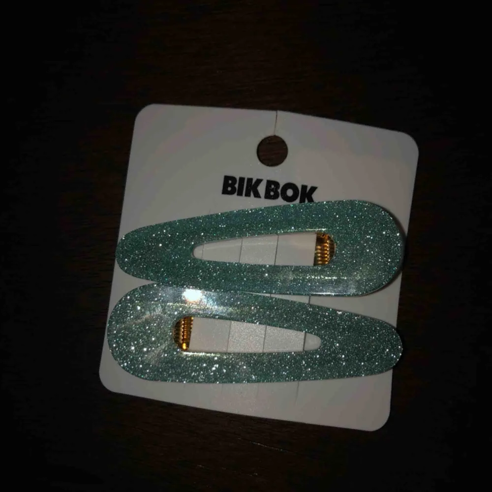 Snygga blåa (glittriga) hårspännen från Bikbok, oanvända.. Accessoarer.