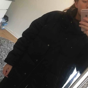  - Dunjacka från Monki i storlek S. Väl använd men i fint skick. Ljusnat lite i färg vid ena innekragen, skickar bild vid eventuellt intresse. Köparen står för frakt. 