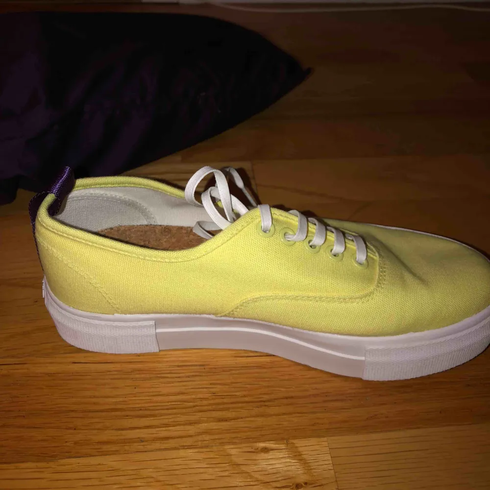 Säljer eytys sneakers i gul färg storlek 39, använda 1 gång.  Orginalpris 1000kr, priset är diskuterbart!. Skor.