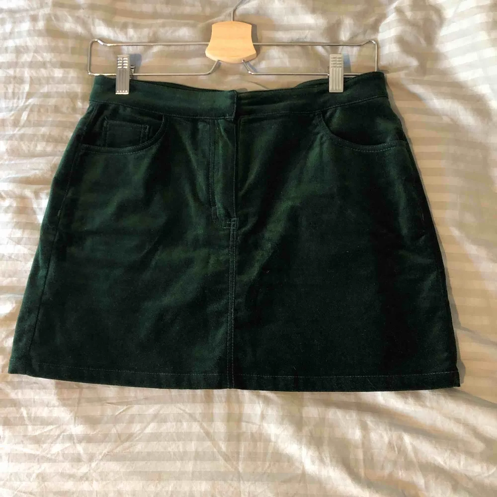 Superfin mörkgrön velvet kjol från weekday. Använd men i väldigt bra skick! Köparen står för frakt!. Kjolar.