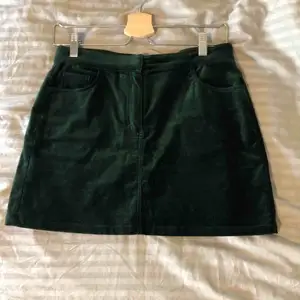 Superfin mörkgrön velvet kjol från weekday. Använd men i väldigt bra skick! Köparen står för frakt!