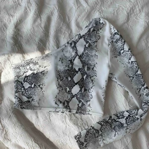  - One shoulder topp från BOOHOO HELT NY