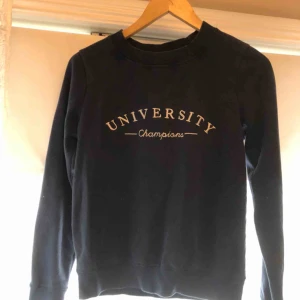  - Jättesnygg mörkblå sweatshirt med vitt tryck fram, använd ett par gånger men i bra skick