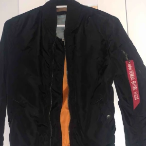  - Har bara haft den på mig 3 gånger typ inge fel på den 🌺 en jätte fin jacka 