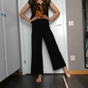  - Detta par byxor är väl använda och älskade av mig, jag säljer dem nu då dem är lite för tajta i midjan. Trots mycket användande är dem i väldigt bra skick och färgen har knappt bleknat. Materialet är 66% polyester 32% viscose 2% elastine.  