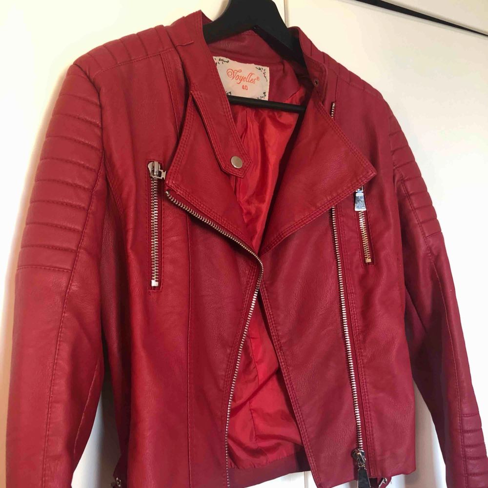 Moto jacket i röd från Chiquelle. Nypris 700kr. Storleken är 40 men skulle mer säga att den är S/M. ☺️ Använd 3 gånger. Hör gärna av er om ni har någon fråga eller vill ha fler bilder☺️. Jackor.