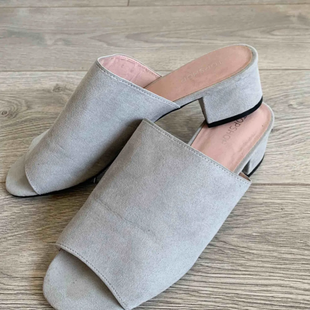 Ett par Supersnygga gråa sandaletter behöver ett nytt hem! Använda max 4 gånger så dom är i jättefint skick! . Skor.
