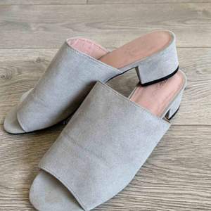 Ett par Supersnygga gråa sandaletter behöver ett nytt hem! Använda max 4 gånger så dom är i jättefint skick! 