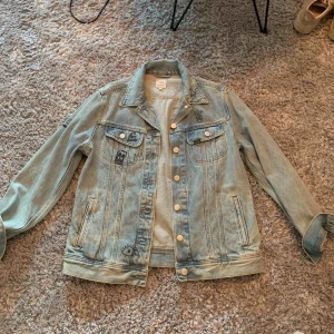  - Skit cool jeans jacka från Lee. Snygg om du vill ha den over sized och är ca S annars. 