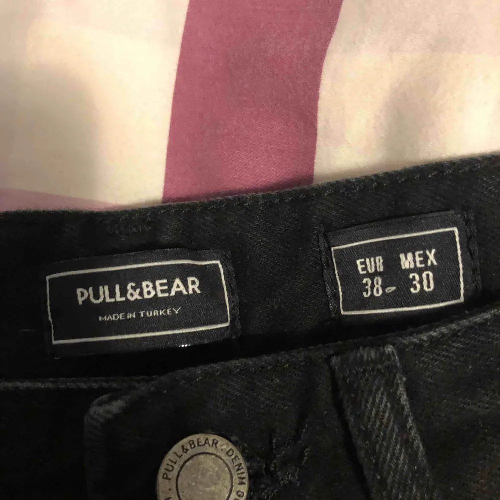 Ett par svarta jeans som jag beställde från Pull and bears hemsida som jag har använt 1 gång. Jättesnygga men har tyvärr inget intresse för dom längre😊  Kan fraktas om köparen betalar frakt!. Jeans & Byxor.