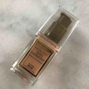  - Helt oanvänd foundation från Max factor. Endast swatchad på handen, tyvärr fel färg för mig & det är därför jag säljer den.. färg: 60 SAND