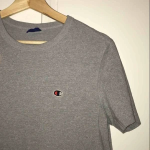  - Grå Champion t-shirt, storlek S. Skick 4/5. Nypris 250