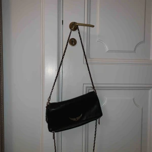  - Säljer min klassiska zadig väska. Själva väskan är i bra skick, inga slitage. Banden däremot är trasiga, därav priset. Väskan funkar ändå utmärkt att använda och har själv använt den så i 2 år. Köpt i Z&V butiken i London, dustbag följer med😊