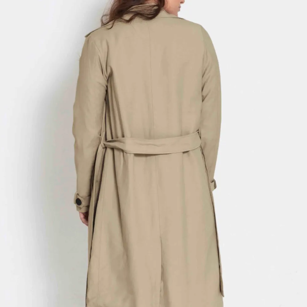 Helt ny beige trench. Jackor.